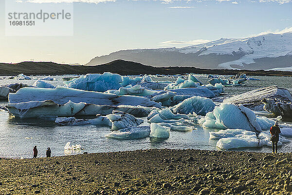 Besuch des Jokulsarlon mit Gletschern im Hintergrund