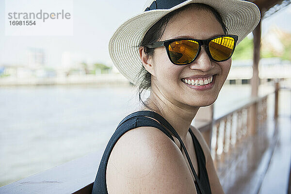 Frau auf einer Flussfahrt auf dem Chao Phraya in Bangkok