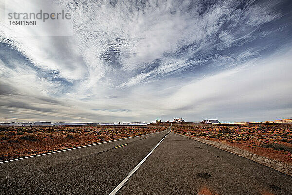 Die lange gerade  einsame Wüstenstraße zum Monument Valley  Utah