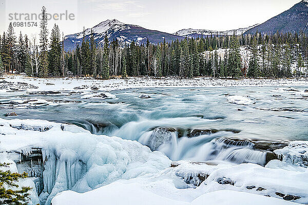 Halb gefrorene Athabasca-Wasserfälle bei Sonnenaufgang im Winter
