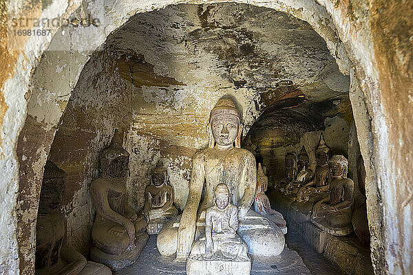 Sitzende Buddha-Statuen in den Hpo Win Daung-Höhlen (AKA Phowintau
