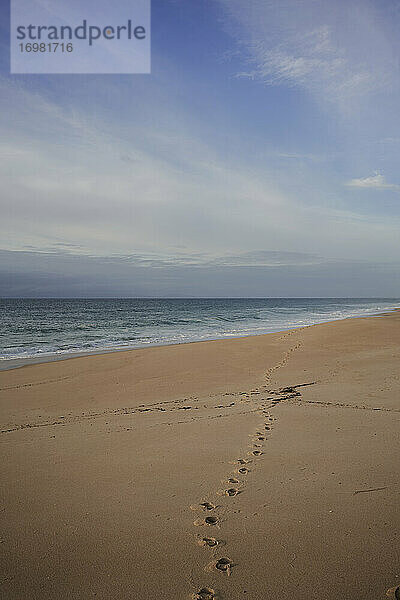 Leerer Strand an der portugiesischen Küste