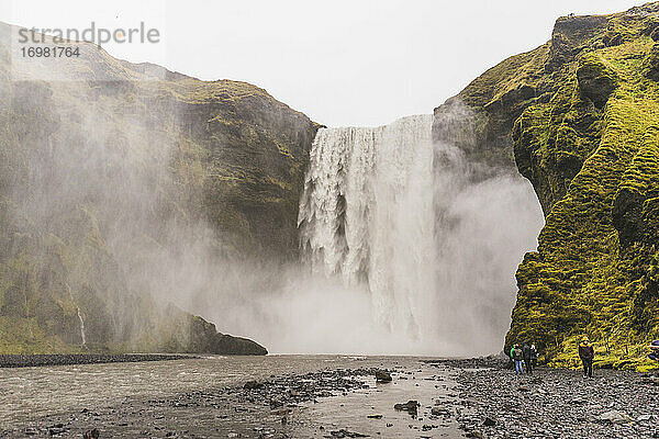 Wasserfall Skógafoss entlang der Route 1