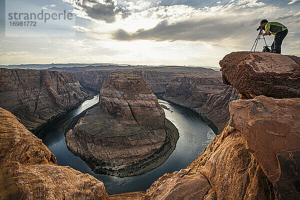 Fotograf am Horseshoe Bend am Colorado River in Arizona.