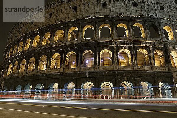 Eine Zeitrafferaufnahme des Kolosseums bei Nacht in Rom  Italien.