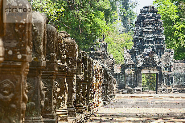 Gasse bei den antiken Ruinen von Angkor Wat