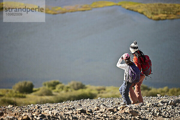 Mutter und Tochter beim Aufstieg vom Berg am Myvatn-See