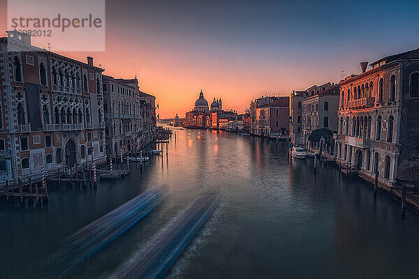 Venedig überflutet die Phantasie mit einer Atmosphäre kreativer Nautik