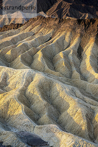 Abstrakte Vollbildaufnahme der natürlichen Felsformationen am Zabriskie Point bei Sonnenaufgang  Death Valley National Park  Kalifornien  USA