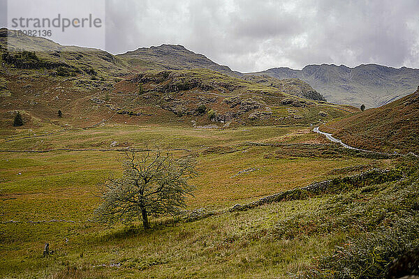 Bewölkter Bergpass im Lake District National Park