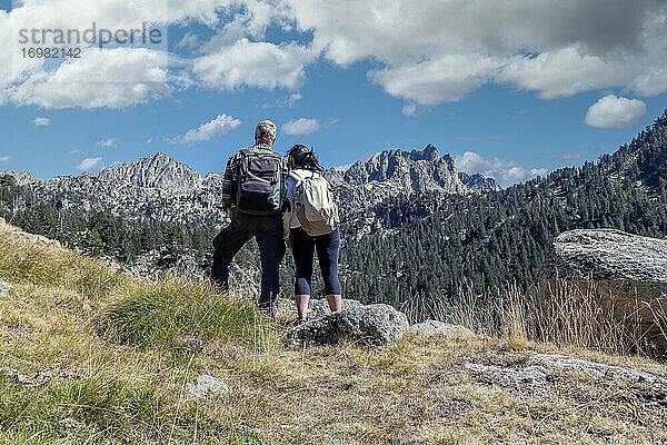 Touristisches Paar mittleren Alters  das sich auf die Landschaft freut  Bergpyrenäen in Spanien