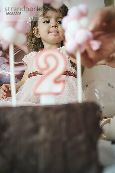 Ein 2-jähriges Mädchen feiert ihren Geburtstag