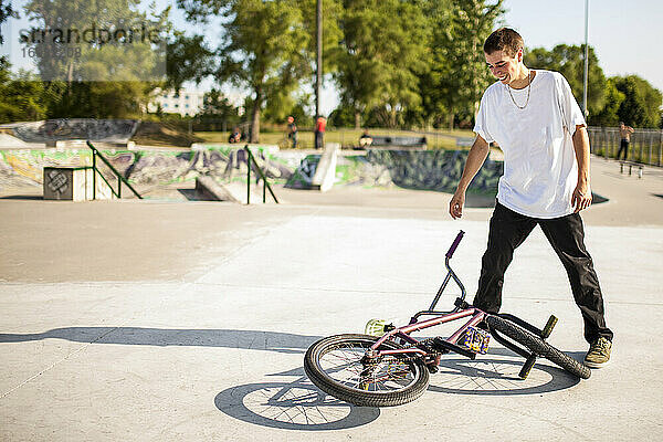 Junger BMX-Enthusiast im Skatepark