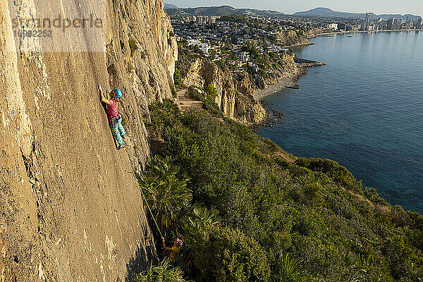 Bergsteigerin in Toix Est  Calpe  Costa Blanca  Provinz Alicante  Spanien