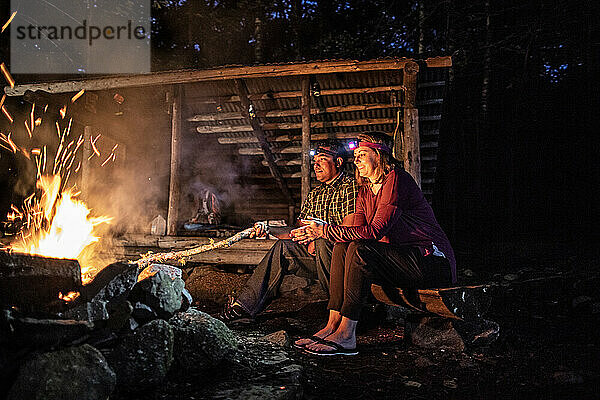 Ein Paar genießt die Wärme des Lagerfeuers am Appalachian Trail  Maine