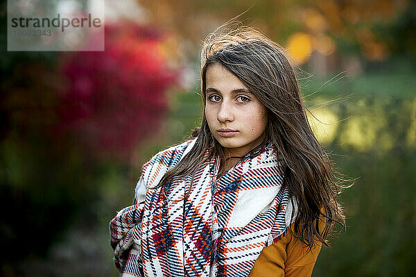 Porträt von Teenager-Mädchen 11-13 Jahre alt in warmer Kleidung auf Herbst Tag