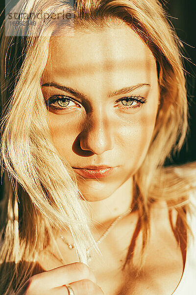 Das Aussehen eines schönen blonden Mädchens in einer Ebene von Licht und Schatten