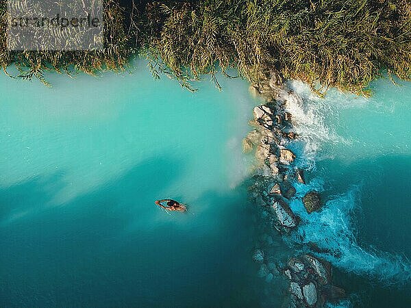 Aerial Drohne Ansicht des Mannes Schwimmen in tropischen blauen heißen Quellen Fluss