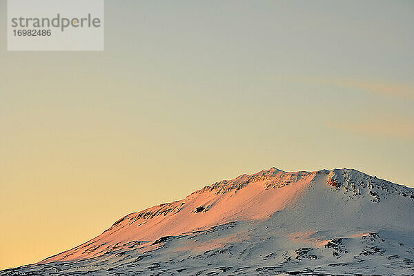 Verschneiter Berg bei Sonnenaufgang in der Natur