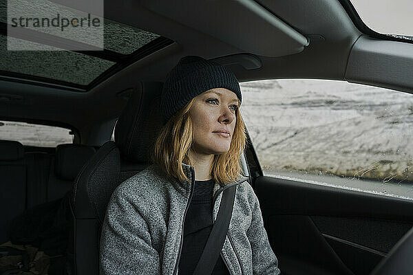 Innenaufnahme einer Frau  die auf den Färöer-Inseln durch Schnee fährt