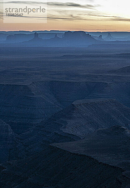 Wüstengebiet Monument Valley Utah vom Muley Point Utah aus gesehen Sonnenuntergang