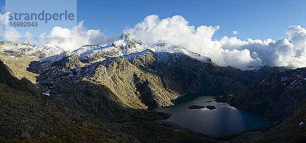 Serrato-Gipfel und Bachimana-See im Tena-Tal  Gebiet Panticosa  Pyrenäen  Provinz Huesca  Aragonien in Spanien.