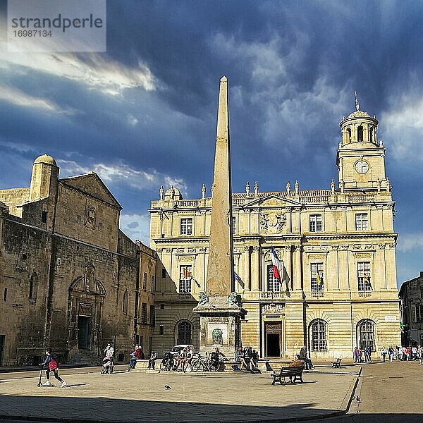 Kirche Église Sainte-Anne d'Arles  Brunnen mit Obelisk  Rathaus  Place de la Republique in der Altstadt  Arles  Provence-Alpes-Côte d'Azur  Frankreich  Europa