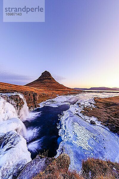Morgenstimmung am Kirkjufell mit Wasserfall Kirkjufellsfoss  Sonnenaufgang  Snäfellsnes Halbinsel  Island  Europa