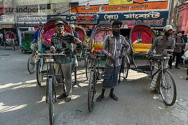 Rikschafahrer auf dem Basar  Dhaka  Bangladesch  Asien