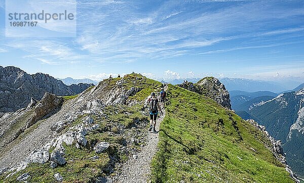 Bergsteiger wandern auf einem Grat  Klettersteig Mittenwalder Höhenweg  Karwendelgebirge  Mittenwald  Bayern  Deutschland  Europa