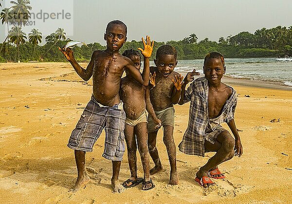 An einem Strand lustig posierende Jungen  Buchanan  Liberia  Afrika