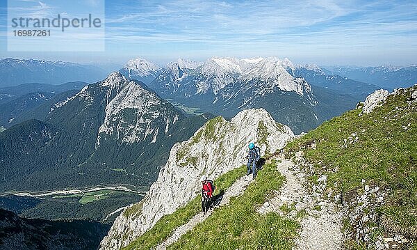 Bergsteiger beim Wandern  Mittenwalder Höhenweg  Ausblick auf Isartal und Bergpanorama  Karwendelgebirge  Mittenwald  Bayern  Deutschland  Europa