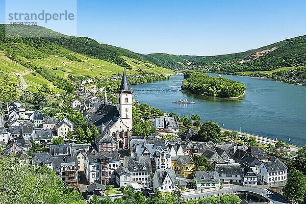 Ausblick auf Lorch am Rhein mit Kirche St. Martin  Rheingau  Welterbe Oberes Mittelrheintal  Lorch  Hessen  Deutschland  Europa