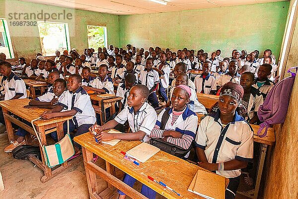 Klassenzimmer mit Schülern in Schuluniform  Bobo-Dioulasso  Burkina Faso  Afrika