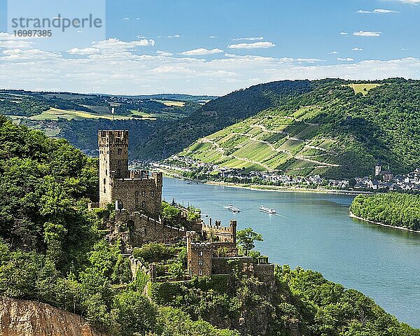 Burg Sooneck am Rhein  hinten Lorch  Welterbe Oberes Mittelrheintal  Niederheimbach  Rheinland-Pfalz  Deutschland  Europa