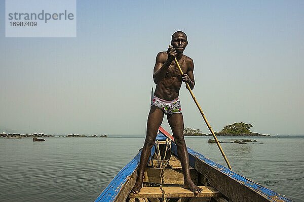 Einheimischer schiebt mit einer Stange ein Boot  Bananen-Inseln  Sierra Leone  Afrika