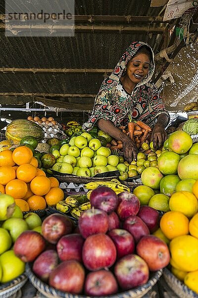 Verkäuferin an ihrem Obststand  Abeche  Tschad  Afrika