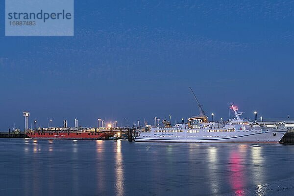 Helgolandfähre an der Anlegestelle  Hafen  Cuxhaven  Niedersachsen  Deutschland  Europa