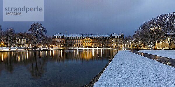 Neues Schloss mit Eckensee  Schlossgarten im Winter mit Schnee  Stadtmitte  Stuttgart  Baden-Württemberg  Deutschland  Europa