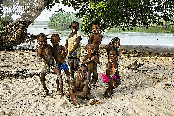 Im Sand spielende Kinder  am einem Strand östlich von Buchanan  Liberia  Afrika