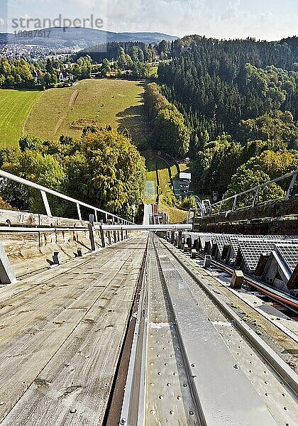 Meinhardus-Schanze  Blick von Oben in die Anlaufspur  Skisprungschanze  Meinerzhagen  Sauerland  Nordrhein-Westfalen  Deutschland  Europa
