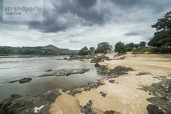 Sandbank mit Felsen am Fluss Ogooué  Unesco-Weltkulturerbestätte  Lopé-Nationalpark  Lopé-Okanda-Schutzgebiet  Gabun  Afrika