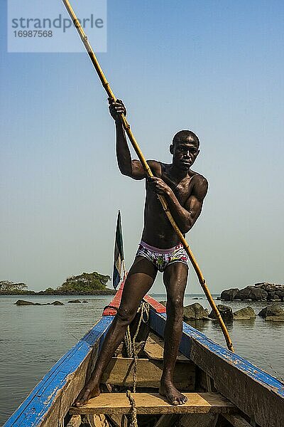 Einheimischer schiebt mit einer Stange ein Boot  Bananen-Inseln  Sierra Leone  Afrika
