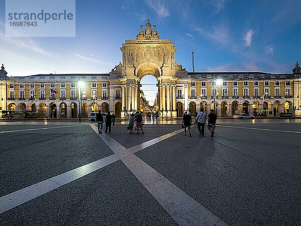 Handelsplatz  Praça do Comercio  Triumphbogen Arco da Rua Augusta  Lissabon  Portugal  Europa