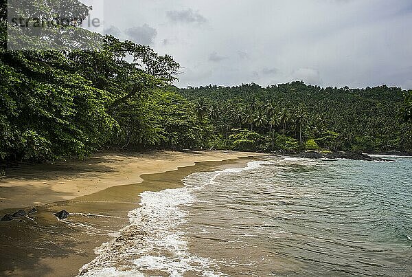 Abgelegener tropischer Strand im Dschungel  Ostküste von São Tomé  São Tomé und Príncipe  Atlantischer Ozean