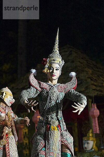 Traditioneller Tanz  thailändische Tänzerin  Tanzshow  Chiang Mai  Thailand  Asien