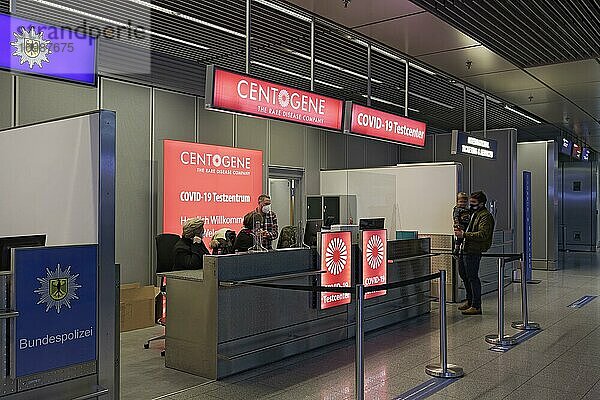 Corona-Test  Centogene Covid-19 Testzentrum in der Abflughalle am Flughafen Düsseldorf  Nordrhein-Westfalen  Deutschland  Europa