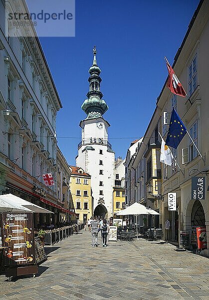 Fußgängerzone mit Restaurants in der Michalska Straße mit Michaelertor  Altstadt  Bratislava  Slowakei  Europa