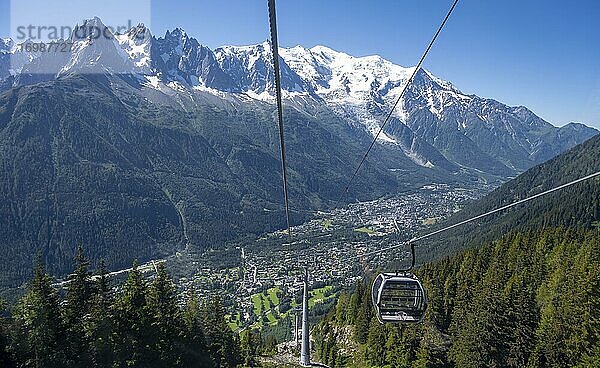 Gondeln der Bergbahn La Flégère  hinten Gletscher und Mont Blanc  Mont-Blanc-Massiv  Chamonix-Mont-Blanc  Haute-Savoie  Frankreich  Europa