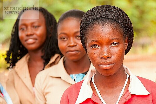 Junge afrikanische Frauen  Schülerinnen  Portrait  Bobo-Dioulasso  Burkina Faso  Afrika